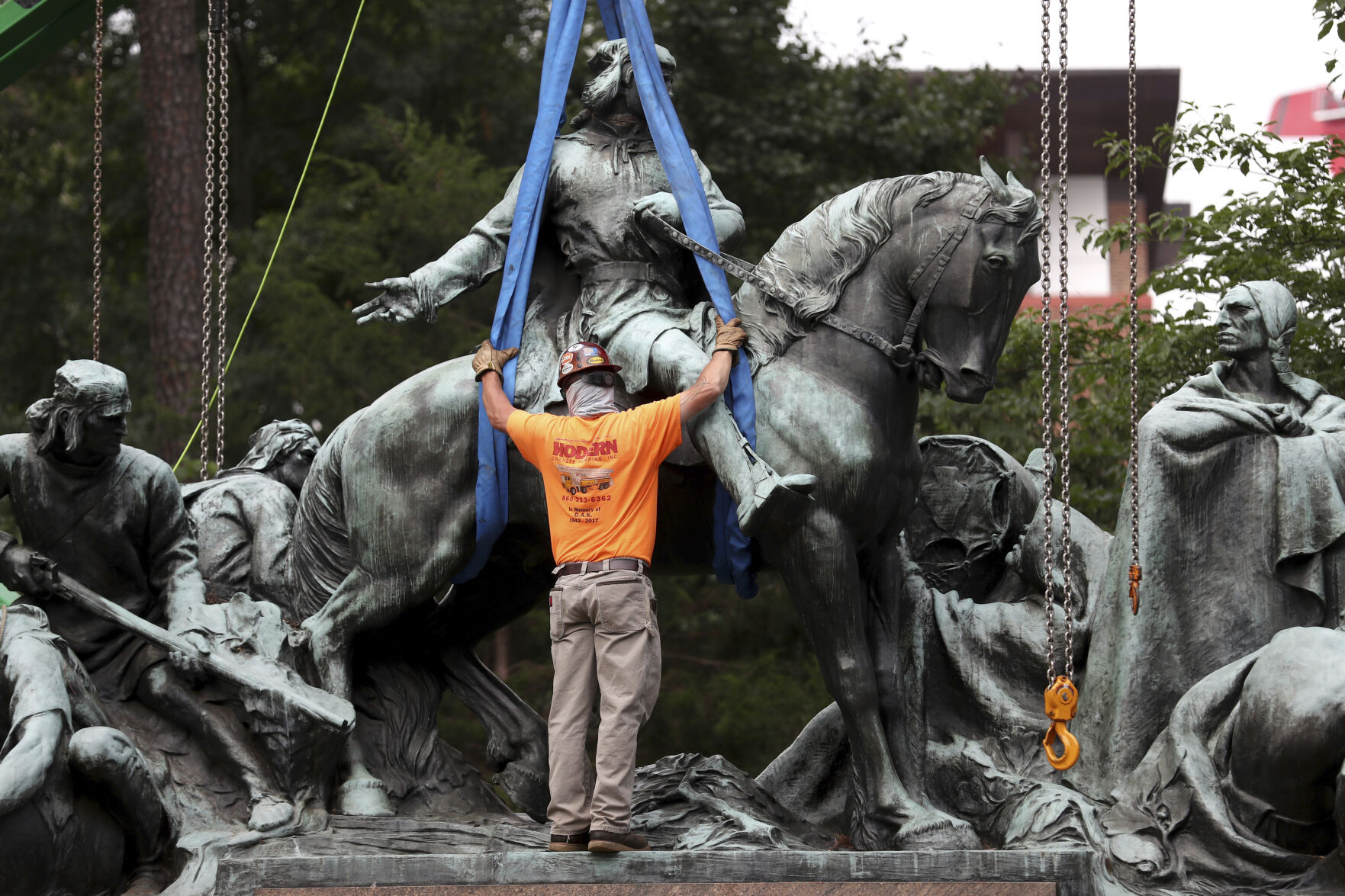 APTOPIX Virginia Statue Removal